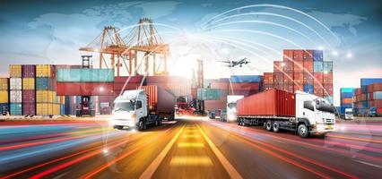 globale attività commerciale la logistica importare esportare e contenitore carico nolo nave durante Caricamento in corso a industriale porta di gru, contenitore gestori, carico aereo, camion su autostrada, mezzi di trasporto industria concetto foto