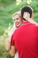 coppia nel amore a un' picnic nel un' parco con verde erba foto