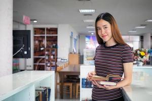 asiatico alto scuola studenti siamo nel il biblioteca. foto