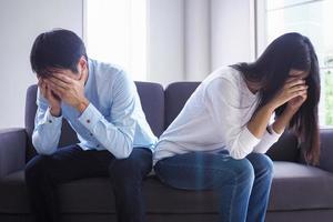 coppie siamo stressato e pianto dopo un discussione. famiglia crisi e relazione i problemi quello siamo di per fine foto