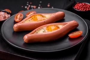 composito concetto di fritte uova dentro un' tagliare salsiccia con spezie foto