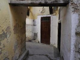 piccolo strada nel fez medina vecchio cittadina Marocco. foto