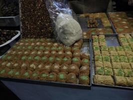 marocchino biscotti e pasticcini immerso nel miele per vendita nel il medina di fes nel Marocco foto