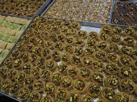 marocchino biscotti e pasticcini immerso nel miele per vendita nel il medina di fes nel Marocco foto