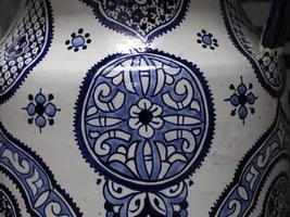 marocchino artigiano pittura e decorazione ceramica prodotti nel ceramica fabbrica nel fez, Marocco foto