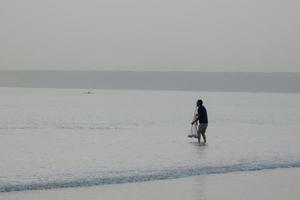 spiaggia riva pesca, tradizionale pesca come un' passatempo foto