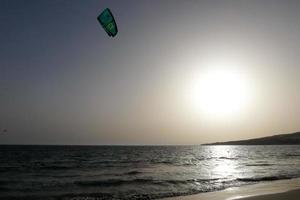 windsurf, kitesurf, acqua e vento gli sport motorizzato di vele o aquiloni foto