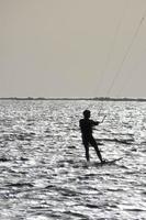 windsurf, kitesurf, acqua e vento gli sport motorizzato di vele o aquiloni foto