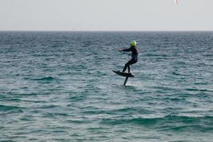 windsurf, kitesurf, acqua e vento gli sport motorizzato di vele o aquiloni foto