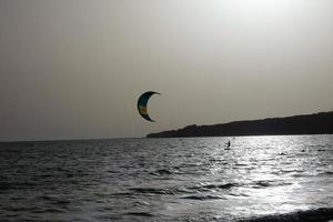 windsurf, kitesurf, acqua e vento gli sport motorizzato di vele o aquiloni foto