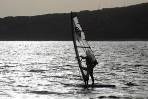 windsurf, kitesurf, acqua e vento gli sport motorizzato di vele o aquiloni foto