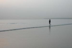 spiaggia riva pesca, tradizionale pesca come un' passatempo foto