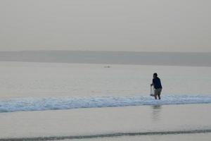 spiaggia riva pesca, tradizionale pesca come un' passatempo foto