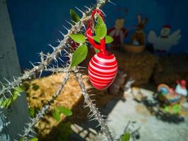 Pasqua uova su il alberi. tradizionale bulgaro nazionale decorazione per Pasqua. foto