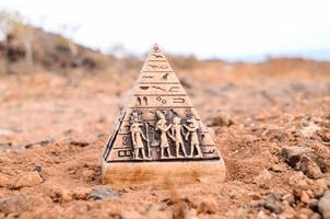 giocattolo piramide su il terra foto