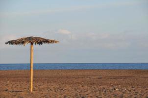 rustico ombrello su il spiaggia foto