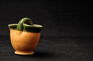 ceramica vaso su nero sfondo foto