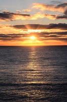 oceano al di sopra di il tramonto foto