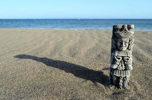 mesoamericane statua a il spiaggia foto