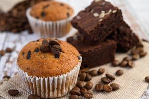 cupcakes alla banana mescolati con gocce di cioccolato foto