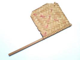 bambù fan, bambù tessere fan con maneggiare, mano manualmente operato, isolato su bianca sfondo foto