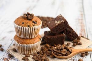 cupcakes alla banana mescolati con gocce di cioccolato su un piatto bianco foto