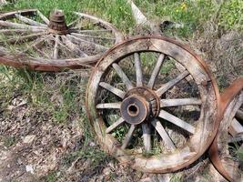 vecchio carro ruota di legno cerchio foto