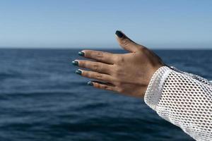 nero donna mani su il mare sfondo Iscritto per pregare foto