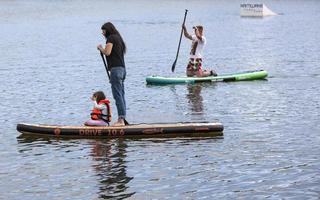 kamchatka, Russia- 10 giugno 2021 - uomini e donne con sua bambino In piedi su pagaia imbarco foto