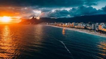 aereo fuco Visualizza di ipanema spiaggia nel rio de janeiro, brasile a tramonto con il iconico Due fratello montagne nel il sfondo foto