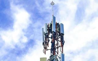 radiazione della torre bianca rossa 5g a playa del carmen messico. foto