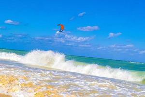 sport acquatici come kitesurf kiteboarding wakeboard playa del carmen messico. foto