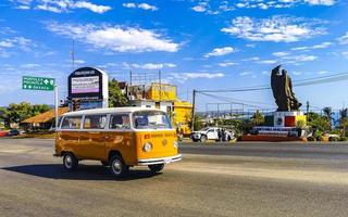 puerto escondido oaxaca Messico 2023 vario minibus furgoni trasportatori veicoli macchine nel puerto escondido Messico. foto