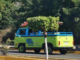 puerto escondido oaxaca Messico 2023 vario minibus furgoni trasportatori veicoli macchine nel puerto escondido Messico. foto