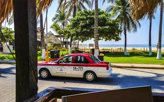 puerto escondido oaxaca Messico 2023 rosso arancia colorato Taxi taxi auto nel puerto escondido Messico. foto