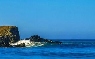 estremamente enorme grande surfer onde spiaggia la punta zicatela Messico. foto