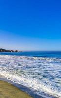 estremamente enorme grande surfer onde spiaggia la punta zicatela Messico. foto