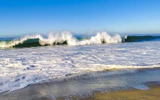 estremamente enorme grande surfer onde a spiaggia puerto escondido Messico. foto