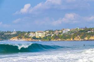 puerto escondido oaxaca Messico 2022 surfer fare surf su tavola da surf su alto onde nel puerto escondido Messico. foto