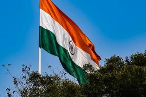 sventolando la bandiera indiana, bandiera dell'india, bandiera indiana che svolazza in alto a connaught place con orgoglio nel cielo blu, bandiera indiana, har ghar tiranga, sventolando la bandiera indiana foto