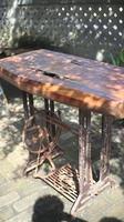 vecchio arrugginito di legno tavolo nel il giardino, selettivo messa a fuoco. foto