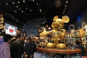 nuovo York - Stati Uniti d'America Maggio 4 2019 - volte piazza disney memorizzare pieno di persone foto