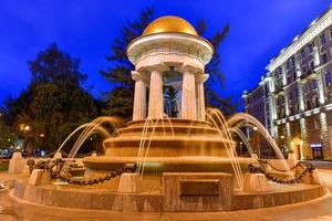 Mosca, Russia - luglio 6, 2019 - il monumento fontana-rotonda per Alessandro pushkin e natalia goncharova nel Mosca a notte. foto