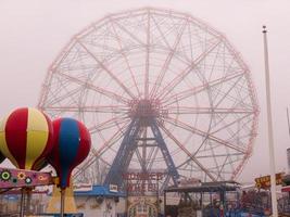 brooklyn, nuovo York - febbraio 11, 2018 - Meraviglia ruota nel coney isola, brooklyn su un' nebbioso giorno. foto