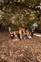 giavanese danza nel d'oro costumi mentre indossare un' trucco posa insieme avvicinarsi il Marrone le foglie foto