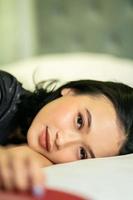 indonesiano donne addormentato solo nel sua cattivo e lei avere un' nero capelli foto