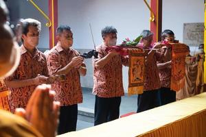 bandung città, Indonesia, 2022 - il congregazione e il monaci in piedi insieme mentre preghiere a il altare per rispetto il Dio foto