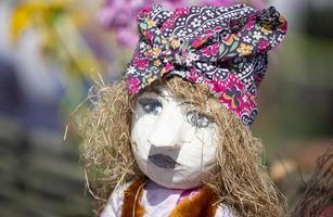 cucire artigianato. tradizionale etnico fatto a mano stoffa Bambola. Bambola con cannuccia capelli. foto