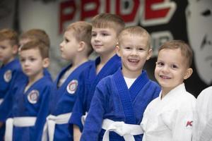 bielorussia, città di Gomil, dicembre 15, 2021. judo scuola per bambini. un' gruppo di piccolo bambini nel kimanos foderato su prima addestramento. foto