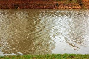 fiume acqua sfondo con onde e increspature. nitra fiume nel slovacchia. foto